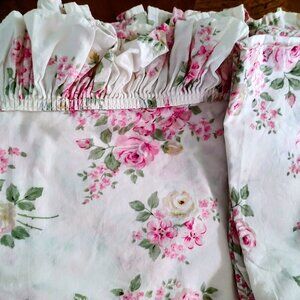 Simply Shabby Chic Tablecloth with Two (2) Napkins